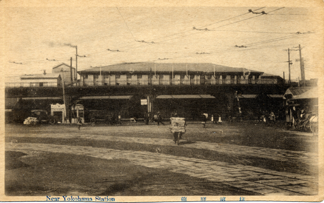 横浜駅前