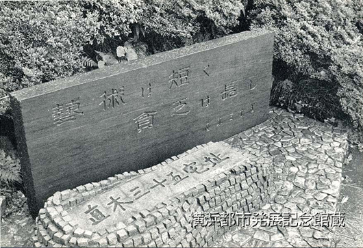 生前最後の居住地（富岡）付近に建つ直木三十五の文学碑
